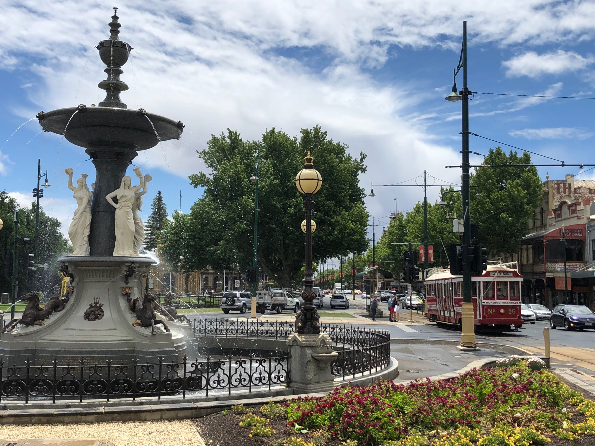 A fountain at the centre of Bendigo CBD.